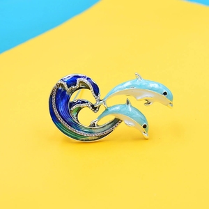 女士胸针 可爱海洋动物胸针 蓝色冬季外套胸针 时尚创意珐琅胸针 水中跳跃的海豚 - Product Image 2