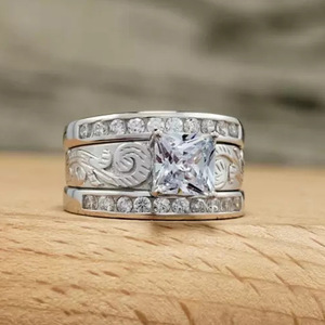 Anello con zirconi a quattro punte a forma di cuori e frecce per donna, elegante gioiello da dito alla moda - Product Image 1
