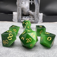 Vente en gros Jeu de dés oeil de chat vert D20 mdn Pierre numérotée en or avec logo personnalisé Accessoires en pierre gemme pour jeu Donjons Dragons