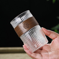 Tasse à thé à bulles transparente en verre borosilicaté fait à la main tasse en verre à rayures verticales côtelées simples avec col en bois
