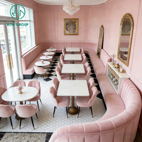 Ensemble de mobilier de restaurant et café : Sièges de banquette incurvés élégants à capitonnage vertical, chaise en velours rose, table ronde en pierre frittée