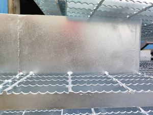 Grille en <span class=keywords><strong>acier</strong></span> soudée à chaud, galvanisée à chaud, à surface dentelée (découpe/laminage à chaud/poinçonnage) fabriquée en Chine. - Product Image 5