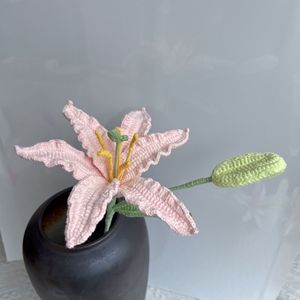 Ramo de Lirios de Lana Tejida a Crochet, Regalo de Flores Artificiales Hechas a Mano, Lirios con Cinturón Tejido - Product Image 3