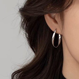 Boucles d'oreilles créoles classiques simples et lisses, plaquées argent, forme géométrique torsadée en éllipse, bijoux de fête pour femme, idéales pour un anniversaire - Product Image 4