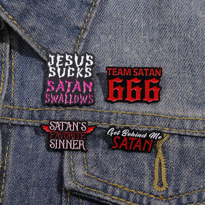 Pins de esmalte suave de Halloween con temática de terror, Jesús, Satán, letras, películas y payasos, broches aterradoras, insignias de solapa de Navidad, regalos para hombres y mujeres - Product Image 5