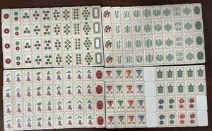 Disponibile negli USA, Consegna in 5-7 giorni, Set di Mahjong Americano Personalizzato a 4 Strati con Tessuto e 160 Tessere in Acrilico di Lusso, Rosso Domenica - Product Image 4