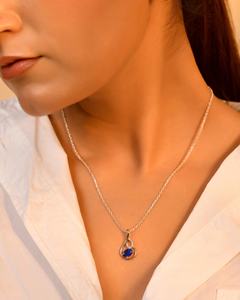 Colgante de rizo de océano Plata de ley Remolino abstracto Acento de piedra azul profundo Acentos de diamantes sutiles-Regalo de fiesta de boda moderno - Product Image 2