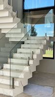 Escaliers à poutres en verre de haute qualité |   Design minimaliste moderne |   Construction robuste pour usage hôtelier en intérieur |