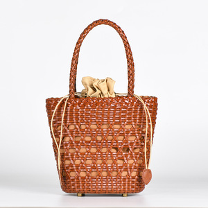 Bolso Tote de Cuero Genuino para Mujer con Nudos, Cierre Abierto, Forro de Algodón y Diseño Calado - Product Image 1