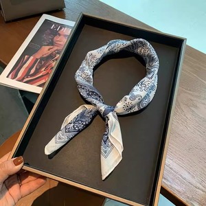 Pañuelo Cuadrado Pequeño de Seda Artística con Diseño Paisley de Alta Gama en Algodón y Lino, Pañuelo Cálido para el Cuello para Otoño e Invierno - Product Image 4