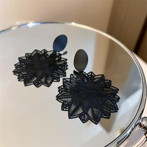 Boucles d'oreilles fleur noire style <span class=keywords><strong>Mori</strong></span> exagéré de Coré<span class=keywords><strong>e</strong></span> du Sud, super féeriques, élégantes, populaires sur internet, pour femme - Product Image 4