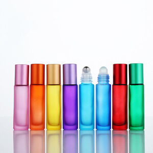 Best-seller CAPOT – Flacon roll-on en verre coloré de 5 ml et 10 ml pour parfum et huiles essentielles avec couvercle sérigraphié - Product Image 2