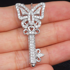 Collana con ciondolo a forma di chiave da donna, catena lunga con intarsi scintillanti, elegante gioiello di moda per tutti i giorni - Product Image 3