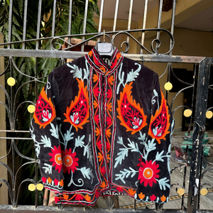 Veste Suzani en velours noir de luxe, brodée de fleurs, manches longues, col montant, faite à la main, style bohème, pour femme, vêtement d'extérieur pour l'hiver - Product Image 1