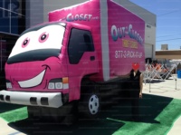 Camion de livraison gonflable géant rose réaliste de 6 m pour événements en plein air, foires, centres commerciaux et marketing de marque