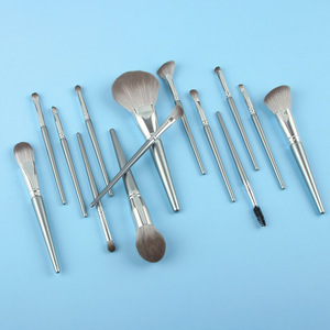 Juego de brochas de maquillaje con logotipo personalizado vegano de lujo plateado, 14 piezas, artículos de uso facial de alta calidad, muestra gratuita de 10 piezas con máscara - Product Image 4