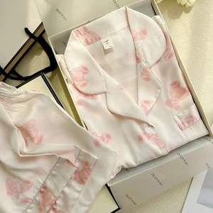 ชุดนอนผ้าซาตินแฟชั่นสำหรับผู้หญิง ขายดีประจำฤดูใบไม้ผลิและฤดูใบไม้ร่วง ผ้าไหมน้ำแข็งลายแจ็คการ์ดบางเบา แขนยาว ชุดนอนใส่สบายๆ อยู่บ้าน - Product Image 1