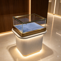 Vitrines à bijoux incurvées avec éclairage LED et verre, présentoirs verrouillables, comptoirs sur mesure pour boutiques de joaillerie