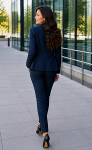Traje de Tres Piezas Azul Marino a Medida para Mujer, Corte Entallado, Ropa de Oficina con Blazer Estructurado, Chaleco a Juego - Product Image 5