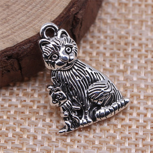 Breloque Chat Mère Pelucheuse avec Chaton 21x15mm en Alliage de Zinc Argent Vieilli <span class=keywords><strong>pour</strong></span> <span class=keywords><strong>Badge</strong></span> de Volontaire d'Association d'Accueil d'Animaux - Product Image 2