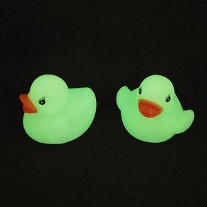 Đồ Chơi Bằng Nhựa PVC Phát Sáng Trong Bóng Tối Vịt Cao Su Huỳnh Quang - Product Image 5