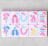 Direktverkauf ab Werk: Miss Cowgirl Elegance Amerikanische Mahjong-Steine, Unterhaltungsstiefel, Spielzeugpistolen, Transparente Lucite- und Hot-Pink-Schichten