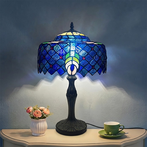 LongHuiJing 12-Zoll Buntglas-Tischlampe mit Zinklegierungsbasis, E26/<span class=keywords><strong>E27</strong></span>-Fassung, Pfauenfeder-Glyzinien-Schirm, Großhandel - Product Image 1