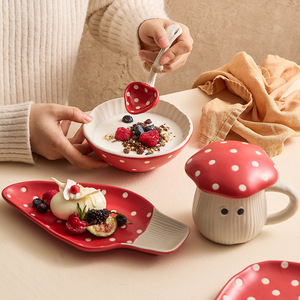 Simpatico Set da Tavola in <span class=keywords><strong>Ceramica</strong></span> a Forma di Fungo Rosso: Tazza, Piatto da Dessert, Ciotola per Noodle, Ciotola per Insalata, Cucchiaio - Stile Ins - Product Image 1