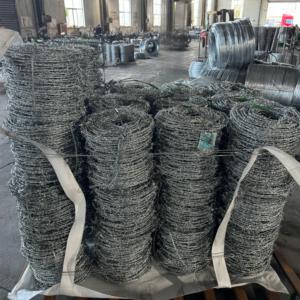 Venta al por mayor diferentes tipos de alambre de púas tapas de <span class=keywords><strong>poste</strong></span> de eslabones de cadena soportes de alambre de púas galvanizado cercado de alambre de púas reforzado con bobina - Product Image 3