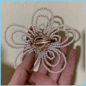 กิ๊บติดผมรูปดอกไม้มุกหรูหราสไตล์เกาหลีสำหรับผู้หญิง  ทำจากพลาสติก พร้อมโบว์โลหะ - Product Image 4