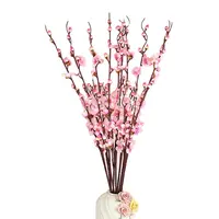 בסגנון סיני חורף שזיף מלאכותי פרחים משמשים כדי לקשט בית