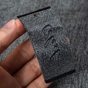 Etiquetas colgantes tejidas coloridas con logotipo de marca negro de diseño personalizado, tarjetas de precio para ropa y prendas al por mayor - Product Image 1