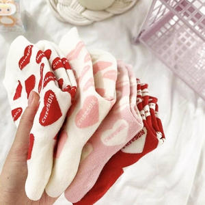 थोक कोरियन प्यारा दिल आकार सॉक ट्रेंडी आकस्मिक वैलेंटाइन कस्टम डिजाइन क्रू मोजे महिलाओं के लिए - Product Image 2