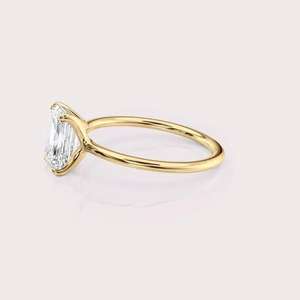 Anillo de oro amarillo de lujo de 14kt con diseño personalizable de diamante de laboratorio de corte esmeralda - Product Image 3