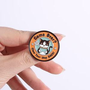 Broches créatives uniques en gros, motif chaton de dessin animé, accessoires mignons en métal, badges représentant un chat jouant, souvenirs - Product Image 5