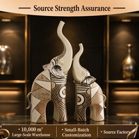 Figurines modernes en résine beige représentant une mère éléphant et un jeune éléphant, avec motif géométrique, pour la décoration de salon, de bureau ou de table.