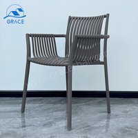 Vente en gros de chaises d'accoudoir de salle à manger contemporaines de haute qualité modernes en plastique rotin loisirs de plein air pour hôtels salons parcs
