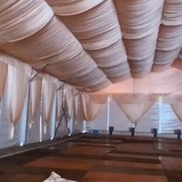 Tente de réception extérieure en aluminium 15m x 20m pour 300 personnes, idéale pour les mariages, les événements, les expositions et les cérémonies religieuses.