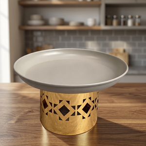 Plateau de service moderne en métal, finition beige avec base géométrique dorée découpée, idéal pour gâteaux et fruits - Product Image 5