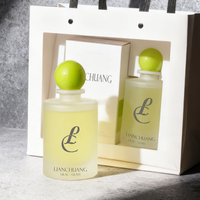 Flacon de parfum en verre givré cylindrique de luxe, bouchon à bille vert vif, logo personnalisé et sac cadeau avec fenêtre et boîte cadeau