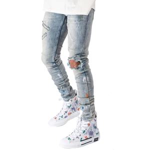 กางเกงยีนส์เดนิมทรงสลิมฟิตสีฟ้าอ่อนแบบมีรอยขาดที่เข่าและลายเพ้นท์สำหรับผู้ชาย - Product Image 2