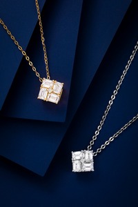 Collier pendentif géométrique en diamant de laboratoire taille baguette Princesse D E VS1 pour fiançailles et mariages en or 14 carats - Product Image 3