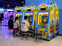 LECHUANG Machine d'arcade commerciale en métal, plastique et acrylique, personnalisable, avec système de récompense par jetons et médailles en anglais, équipement de jeu pour la famille