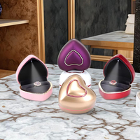 Boîte à bagues pour couples en plastique en forme de cœur avec double bordure dorée, doublure en velours, boîte à bijoux personnalisée de couleur violette avec lumière LED