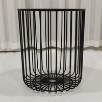 Table d'appoint ronde en MDF noir avec structure en fil métallique