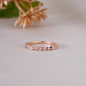 Elegante Anillo de Banda con Cristales Baguette y Redondos Chapado en Oro Rosa para Mujer, Joyería Minimalista para Boda, Aniversario o Compromiso - Product Image 6