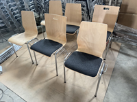 Chaise de conférence empilable et accrochable en contreplaqué courbé OKBUY avec cadre chromé pour la formation et les banquets