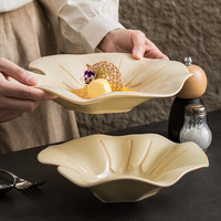 Assiette en céramique de luxe en forme de feuille de lotus, bol à dessert irrégulier créatif pour hôtel, restaurant, service de table gastronomique