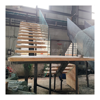 Escalier droit moderne sur mesure pour villa, avec monopoutre, garde-corps en verre et marches en bois massif, pour rénovation intérieure
