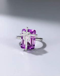 แหวนเงินแท้ 925 ประดับพลอยอะมีทิสต์ทรงโบว์ ดีไซน์โรแมนติก พร้อมเพชรทรงสี่เหลี่ยมมรกต สำหรับเป็นของขวัญวันเกิดหรืองานแต่งงานสำหรับผู้หญิง - Product Image 1